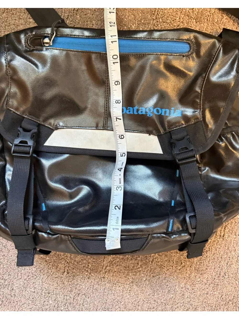 Patagonia Black Hole Mini Messenger Bag 12L Glossy Black / Blue LIKE NEW